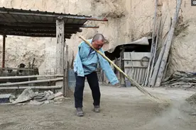 3岁手触高压电双臂全截肢，小伙自强不息三退低保，不向命运屈服图片