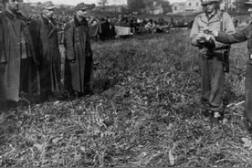 老照片：三个德国特种兵被美军枪毙，全程面无表情图片