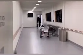 老外恶搞之瘦长鬼影图片