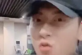 黄子韬晒与鹿晗同框健身，不仅互拍还加大头特效，十分搞笑沙雕图片