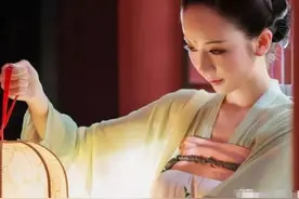 清朝嫔妃和宫女的脖子上，为何都挂着一条白色龙华？有什么用处？图片