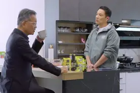 杨千嬅公公背景强大，首次出镜领导范十足！连宋妍霏爸妈也要讨好图片