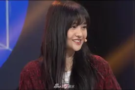 郑爽捂脸甜笑少女感十足 自侃能当花瓶会很荣幸图片