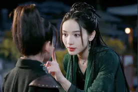 祝绪丹拍了五部女主戏了，她还在给十八线做配，嘉行是有多恨她图片