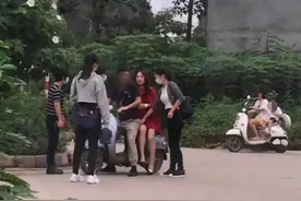 太敬业！49岁杨钰莹国庆商演怕迟到，红裙靓丽却搭电动车赶路图片