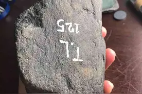 被缅商2000忽悠买下的翡翠原石，大卸八块后瞬间大变身图片