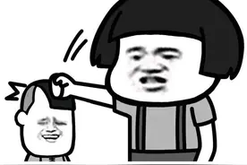 幽默笑话：小时候不听话，被老妈用拖鞋拍脑袋图片
