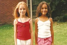 双胞胎有着截然不同的肤色和头发，一黑一白图片