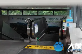 记者实探郑州地铁，多个站点开门，工作人员：在等通知图片