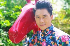 森美晒夫妻合照庆祝结婚20周年，妻子罕见露脸，外表美丽气质出众图片