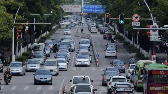 “闯绿灯”扣2分罚200！这些路口潜规则很多司机都不懂