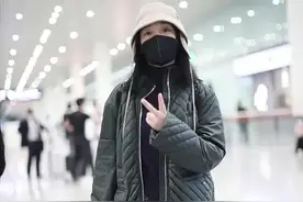 周迅人美不愿打扮！穿棉服薄裤格格不入，见偷拍佛系剪刀手打招呼图片
