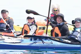 19人划皮划艇横渡琼州海峡，3个多小时跨越22公里海域，最小选手年仅12岁图片
