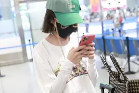 乃万亮相变嘻哈女孩 玩下衣失踪秀美腿图片