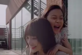 李小璐晒与女儿互动视频 甜馨一脸笑意奔向妈妈画面温馨有爱图片
