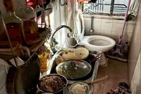 30万香港底层老百姓：一家四口挤7平米“老鼠窝”，蹲马桶边吃饭图片