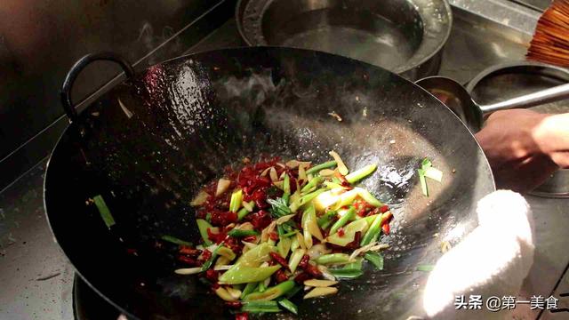 如何把排骨火锅做的有灵魂？按照大厨的操作步骤来，这手艺真棒