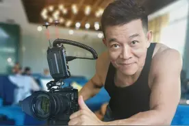 60岁吴毅将到内地酒吧演出，浑身肌肉被赞有型，妻子买百元球鞋图片