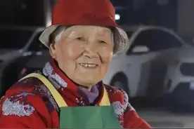 96岁煎饼摊奶奶，无奈做了个决定：她对世界的善意终究还是错付了图片