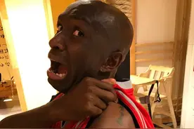 白人是最容易被晒死的人种，那么黑人会被晒黑吗？图片