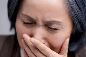 35年前他因没有照看好妹妹被母亲打了一耳光，耳膜穿孔听力下降图片