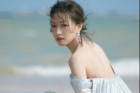 38岁万茜跨年造型曝光，星光裙勾勒曼妙身姿，似美人鱼遗落沙滩图片