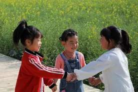 今天，老少同乐相聚清徐县西怀远村油菜花海欢度“六一”图片