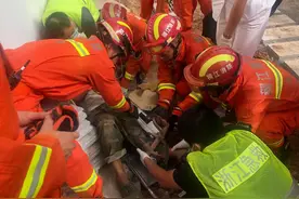 险！绿化工人腿卡犁地机 义乌消防紧急救援图片