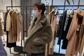路人在上海偶遇孙俪逛街，高温天气穿羊毛大衣，素颜下黑眼圈明显图片