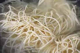 煮面条时，水开下锅就错了，面馆师傅教你4招，不坨不粘筋道好吃图片