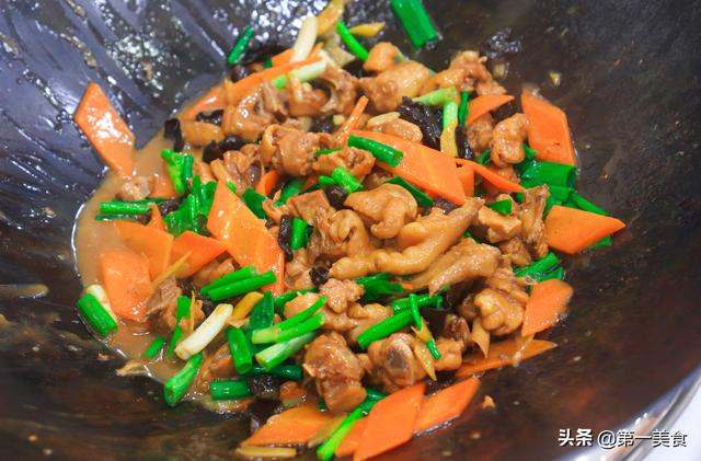 厨师长教你做家常炒鸡块，不焯水直接炒，鲜嫩入味，不柴不发硬