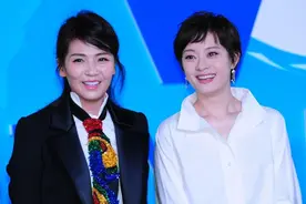 刘涛和孙俪罕见同框，两大女强人同穿商务装，气质好霸气图片