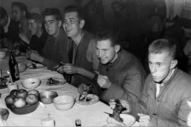 美军战俘嫌弃志愿军伙食：养不起就别抓我们，一年后感慨我爱中国图片