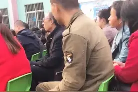 幼儿园家长会，爸爸穿着脏兮兮的工作服，被家长偷拍，网友炸锅了图片