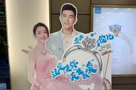 郭艾伦和张天爱结婚了？郭少笑Cry：广告牌摆放让人误会了图片
