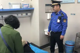 洛阳八旬老人突发心脏病、街头痛苦求助，他们临时暂停执勤、紧急送医图片