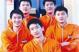 张松涛也退役了，当年奥神跟篮协撕破脸的奥神四少只剩下孙悦了图片