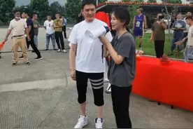 婚后冯绍峰罕见露面，驼背发福状态不及赵丽颖，网友：劳累过度了图片