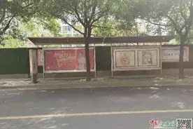 南昌朝阳洲多处废弃公交站台不拆除 正规站台却只挂吊牌图片