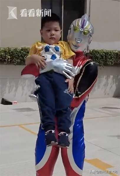 奥特曼消防员（惊喜变惊吓消防员扮成奥特曼）