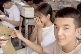 男生给同桌女生夹了块肉，被老师撞见后…冲上热搜！网友：是青春啊图片