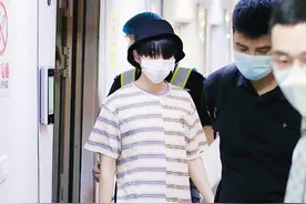 王俊凯北京录制新综艺，王俊凯刘海好长，穿搭好帅好舒服图片