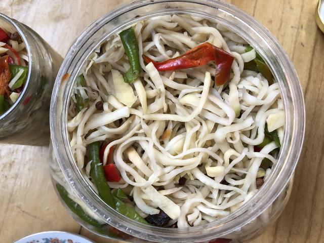 每年入冬，我家的腌芥菜总被“抢”，一次腌10斤，顿顿吃不烦