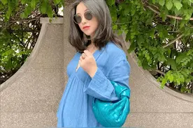 朱珠挺超大孕肚状态好，豪宅客厅罕曝光，电视柜摆放夫妻甜蜜合照图片