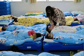 幼儿园实行“混睡”，家长群沸沸扬扬，看到孩子的反应才叫人心疼图片