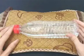 枕头下放“一瓶水”有啥用？暗藏3个“秘密”，早知早受益图片