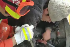 猪老板雪天发生车祸 被救后连声感谢消防员：给你们送猪肉吃视频封面