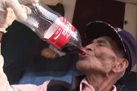 韩国大爷每天必喝六瓶可乐，连续喝了20年，身体发生怎样改变图片