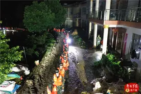 暴雨导致河堤受损 武警官兵闻令而动星夜驰援图片