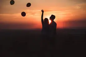 今生无缘夫妻，那就谈一辈子恋爱吧图片